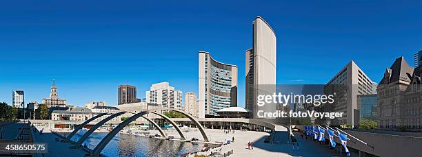 toronto city hall nathan phillips square en el centro de la ciudad de panorama canadá - town hall square fotografías e imágenes de stock