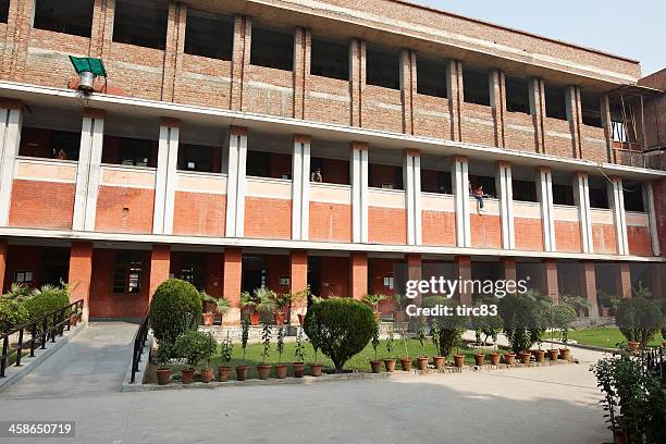 delhi de la universidad de edificio y jardines - delhi fotografías e imágenes de stock