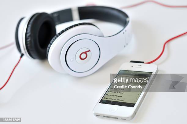estudio auriculares y iphone - beats electronics brand name fotografías e imágenes de stock