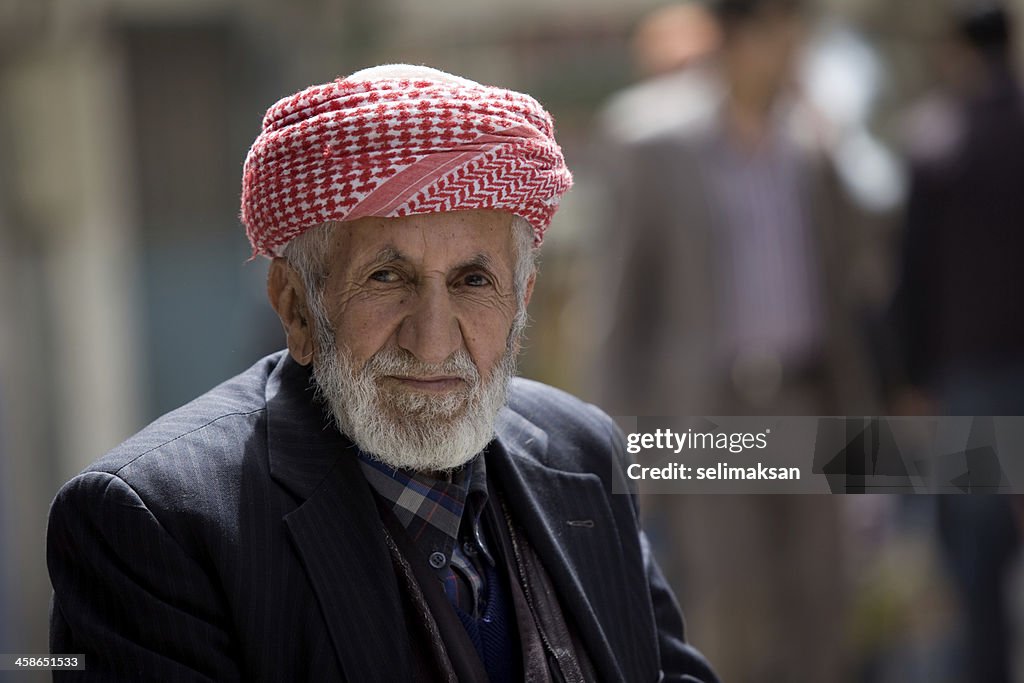 Retrato de hombre senior del kurdo Bitlis tradicionales de turbante