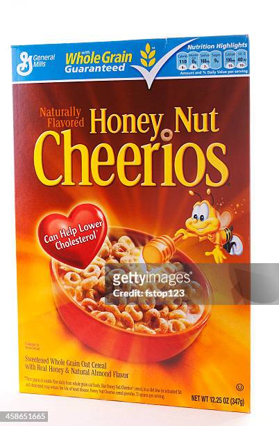 box verpackung auf isoliert honey mutter cheerios zerealien - cheerios stock-fotos und bilder