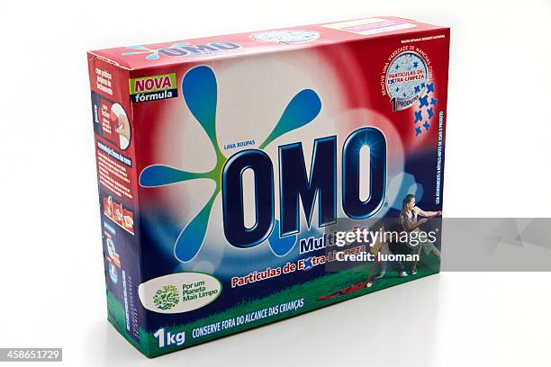 omo soap powder - wasmiddel stockfoto's en -beelden