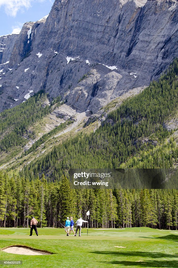 Banff Golfplatz und Golfspieler auf dem Grün.