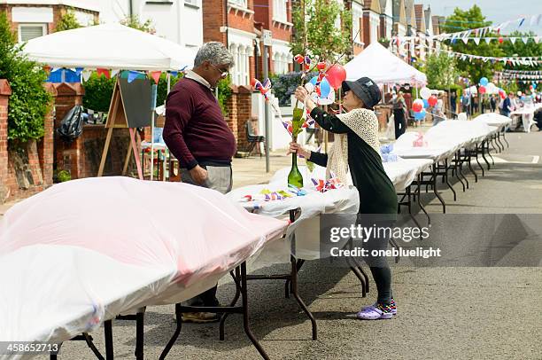 queen's diamond jubilee street party getting ready - straatfeest stockfoto's en -beelden