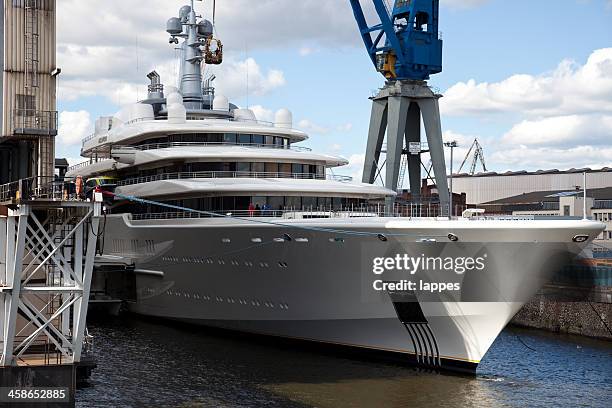 motor yacht - scheepswerf stockfoto's en -beelden