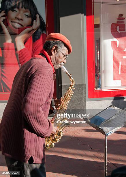 straßenmusiker in san francisco gehört von verehrend poster - guy loving music jazz stock-fotos und bilder
