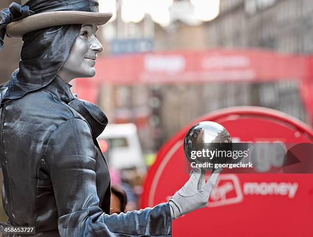 artista di strada al festival di edimburgo e royal mile - edinburgh festival fringe street events foto e immagini stock