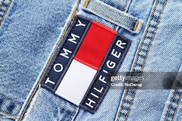 tommy hilfiger jeans - designermärke bildbanksfoton och bilder