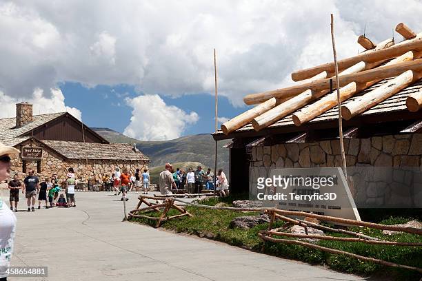 alpine visitor center in rocky mountain national park - terryfic3d stock-fotos und bilder