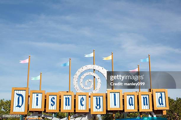 retro disneyland sign and flags - disneyland californië stockfoto's en -beelden