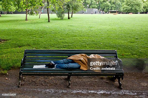 black man sleeping in green park, london - black bum 個照片及圖片檔