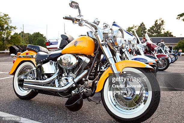 personalizzati da una motocicletta harley davidson ragazzo grasso, parcheggiata su bike notte" - harley davidson foto e immagini stock