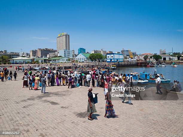 multidões se reúnem na maputo harbour - maputo imagens e fotografias de stock