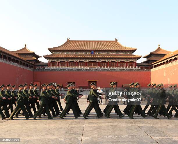 soldats chinoise à la cité interdite - chinese national security photos et images de collection