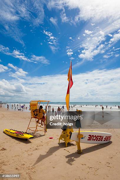 volunteer surf lifesavers patrol mooloolaba beach - mooloolaba stock-fotos und bilder