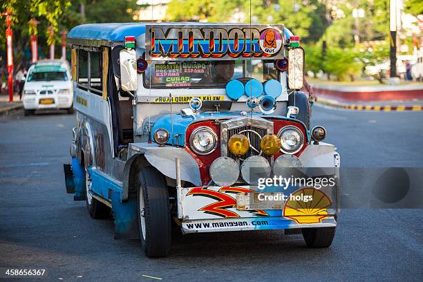 カラフルな jeepney 車のメトロマニラフィリピン - jeepney ストックフォトと画像