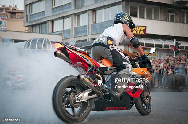motorbike tyre burnout - motorcycle tyre stockfoto's en -beelden