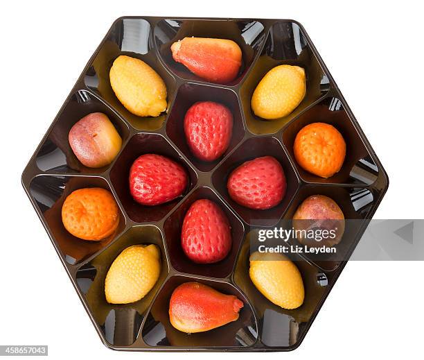 thorntons marzipan obst in sechseckige box - marzipan stock-fotos und bilder