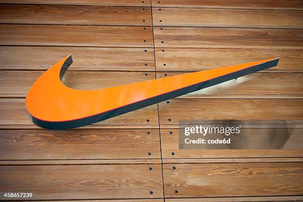 nike store logo, london, uk - nike modelabel stockfoto's en -beelden