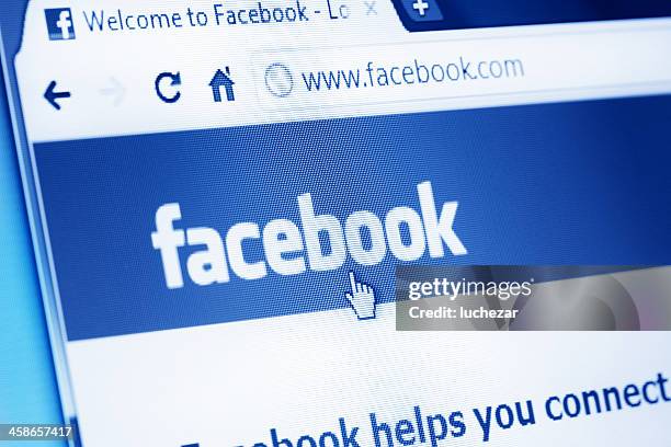 facebook main webpage on the browser - facebook screen stockfoto's en -beelden