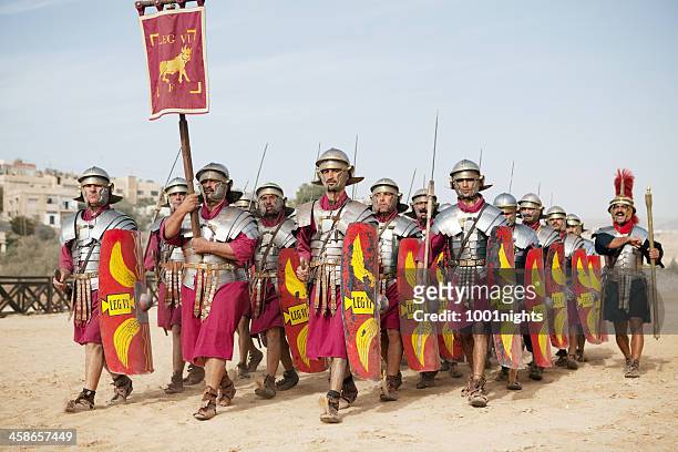 legion marchando de jerash, jordania - roman army fotografías e imágenes de stock