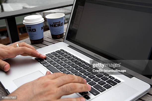 hombre de negocios con ordenador portátil en el cafe - apple macintosh fotografías e imágenes de stock