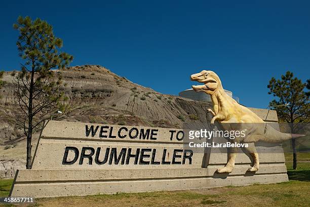 benvenuti a drumheller - sculpture canada foto e immagini stock