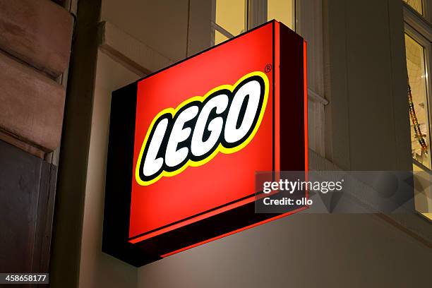 panneau illuminé de magasin lego, de wiesbaden - lego photos et images de collection