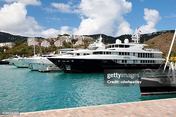 luxury charter boats docked in charlotte amalie harbor, st.thomas, usvi - motorjacht stockfoto's en -beelden