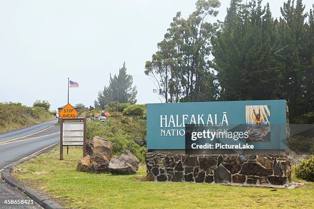 parc national d'haleakala entrée, maui, hawaï - parc national dhaleakala photos et images de collection
