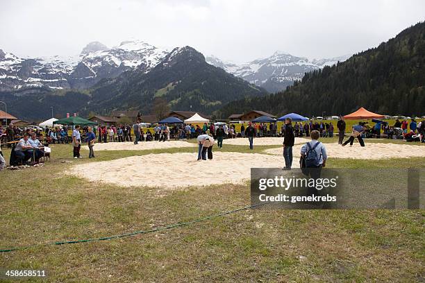 jungen ringen spiel, lenk, berner alpen - schwingfest stock-fotos und bilder