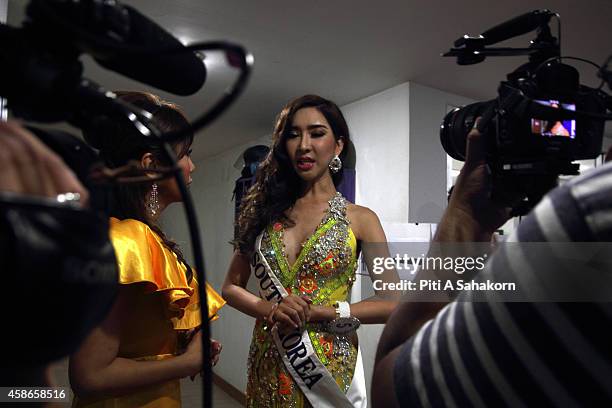 Contestant Ribbon Beauty Pageant Ribbon Photos and Premium High Res Pictures - Getty Images