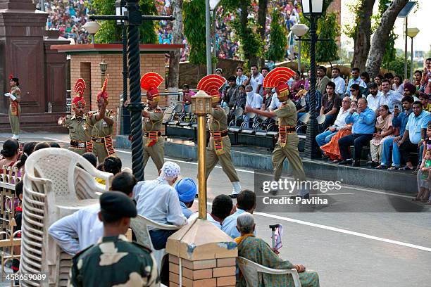 indian soldiers marching pakistani border - wagah stockfoto's en -beelden