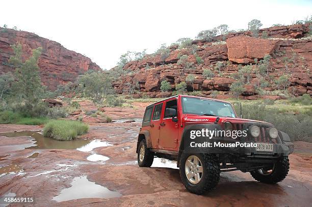 rosso jeep wrangler 4 x 4, 4 ruote motrici, fuoristrada, palm valley, northern territory - four wheel drive foto e immagini stock