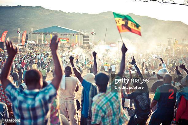 reggae festival multitud. - jamaica fotografías e imágenes de stock