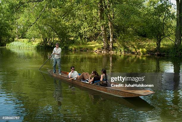 andare in barca sul fiume cherwell, oxford - punting foto e immagini stock