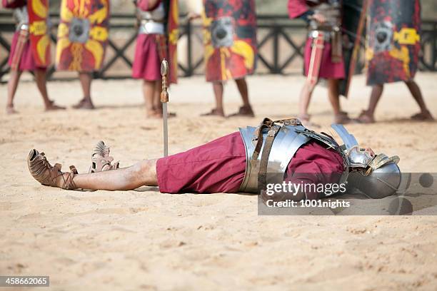 roman soldado de jerash morto, jordânia - gladiator - fotografias e filmes do acervo