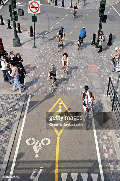 hay bicicletas y peatones en una concurrida vía de la ciudad de nueva york - carril para ciclistas fotografías e imágenes de stock