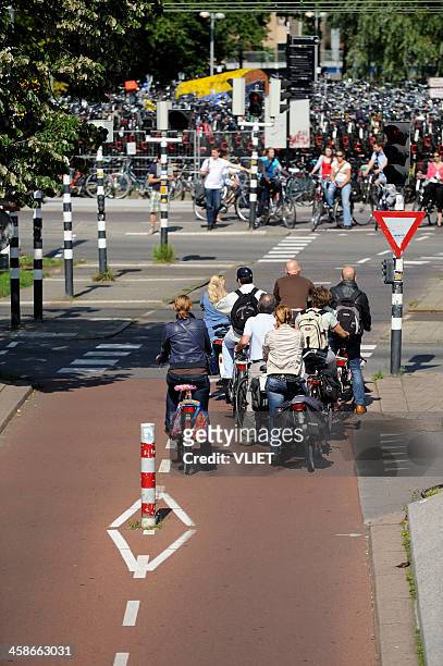 cyclists waiting at red traffic light in utrecht - utrecht stockfoto's en -beelden