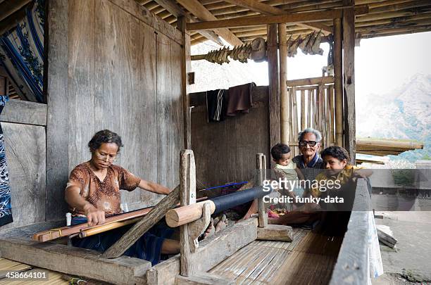 indonesian grandma, grandpa and kids - oost nusa tenggara stockfoto's en -beelden