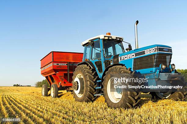 トラクターやワゴンでの穀物フィールド - animal powered vehicle ストックフォトと画像