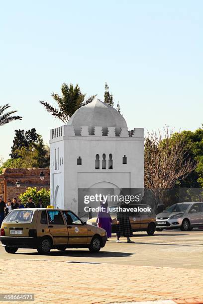 tombe fatima zahra al hamriya à marrakech - voyageur homme devant monument photos et images de collection