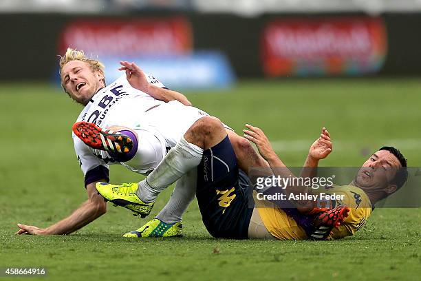 John Hutchinson of the Mariners collides with Mitchell Nichols of the Glory during the round five A-League match between the Central Coast Mariners...
