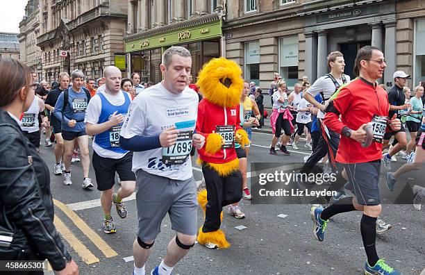 runners participating in great scottish run 2012 - road race stock pictures, royalty-free photos & images