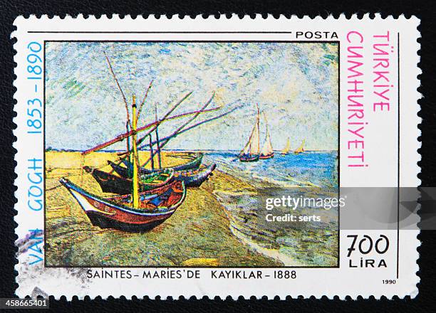 selo postal barcos de pesca na praia em saintes-maries - vincent van gogh pintor imagens e fotografias de stock