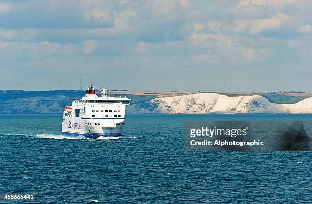 segeln von dover ferry - white cliffs of dover stock-fotos und bilder