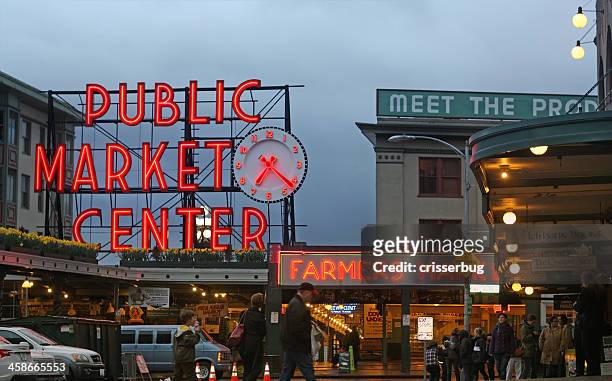 pike place market, seattle washington, usa - pike place market sign stockfoto's en -beelden
