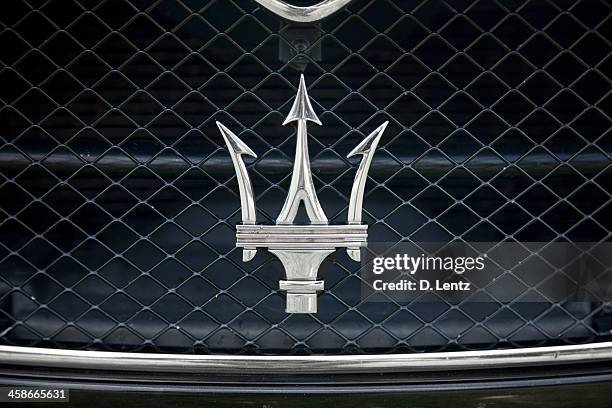 maserati logotipo - maserati fotografías e imágenes de stock