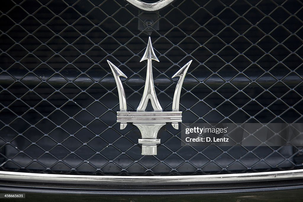 Maserati ロゴ