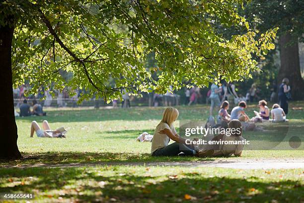 entspannen sie in den park. - st james's park london stock-fotos und bilder